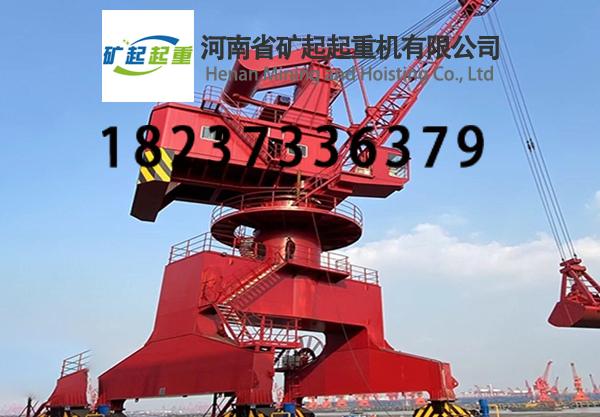 相比其他港口起重机，门座式起重机在装卸不规则货物时优势在哪